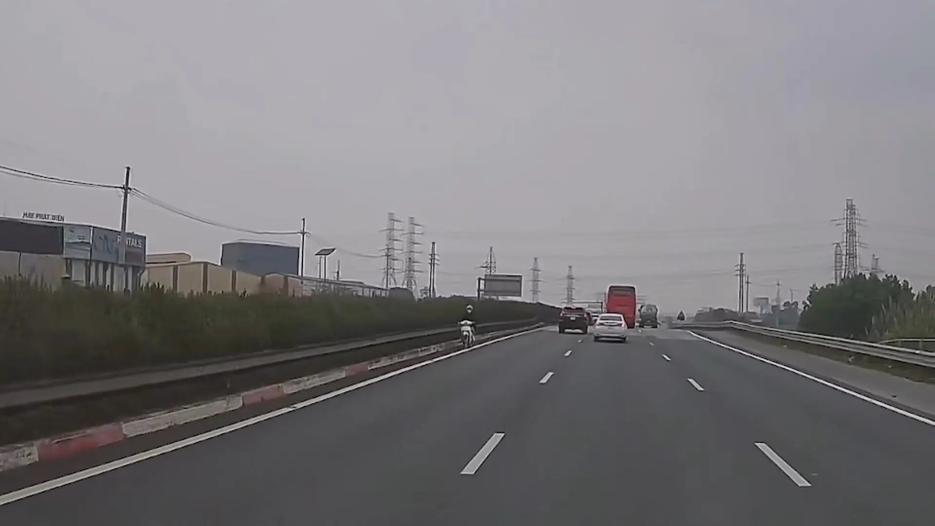 Nguy hiểm xe máy đi ngược chiều trên cao tốc